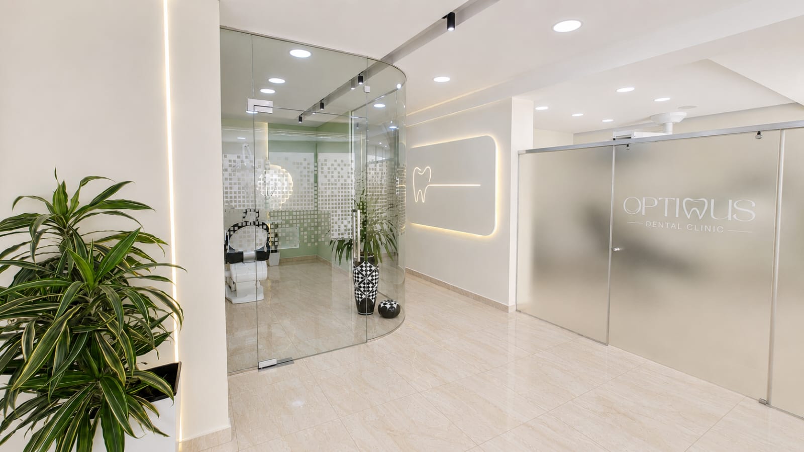 Ambient i ndriçuar dhe modern i Optimus Dental Clinic në Tiranë